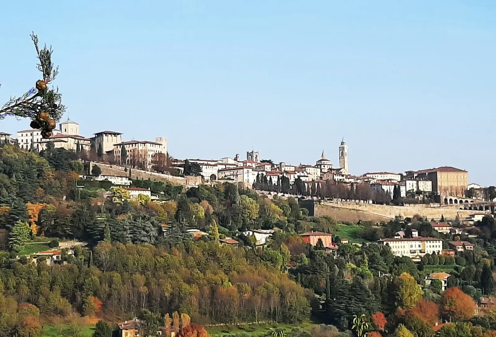 Höst på kullarna runt Città Alta i Bergamo