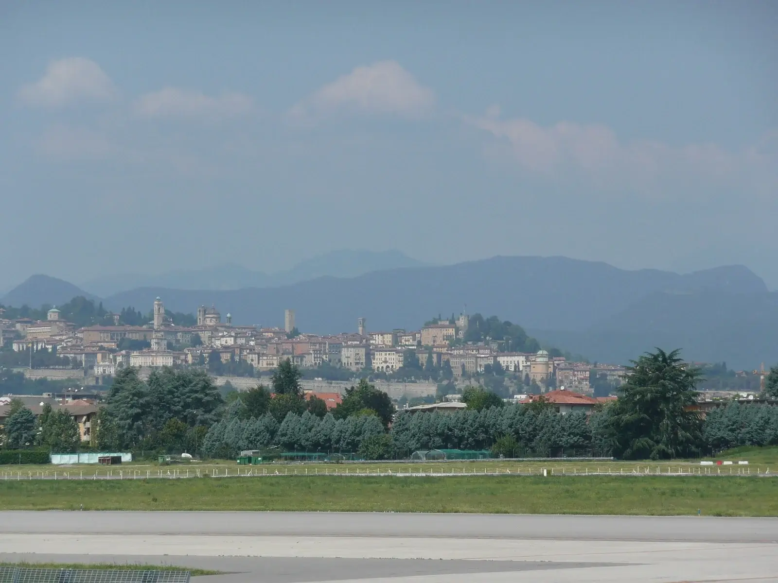 Vy mot Bergamo från flygplatsområdet BGY