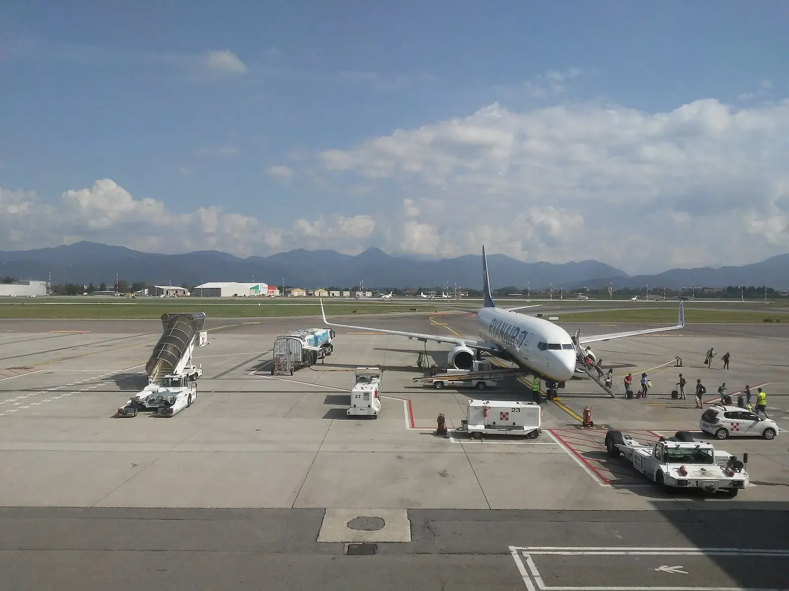Flygplan och föralper vid Bergamo flygplats