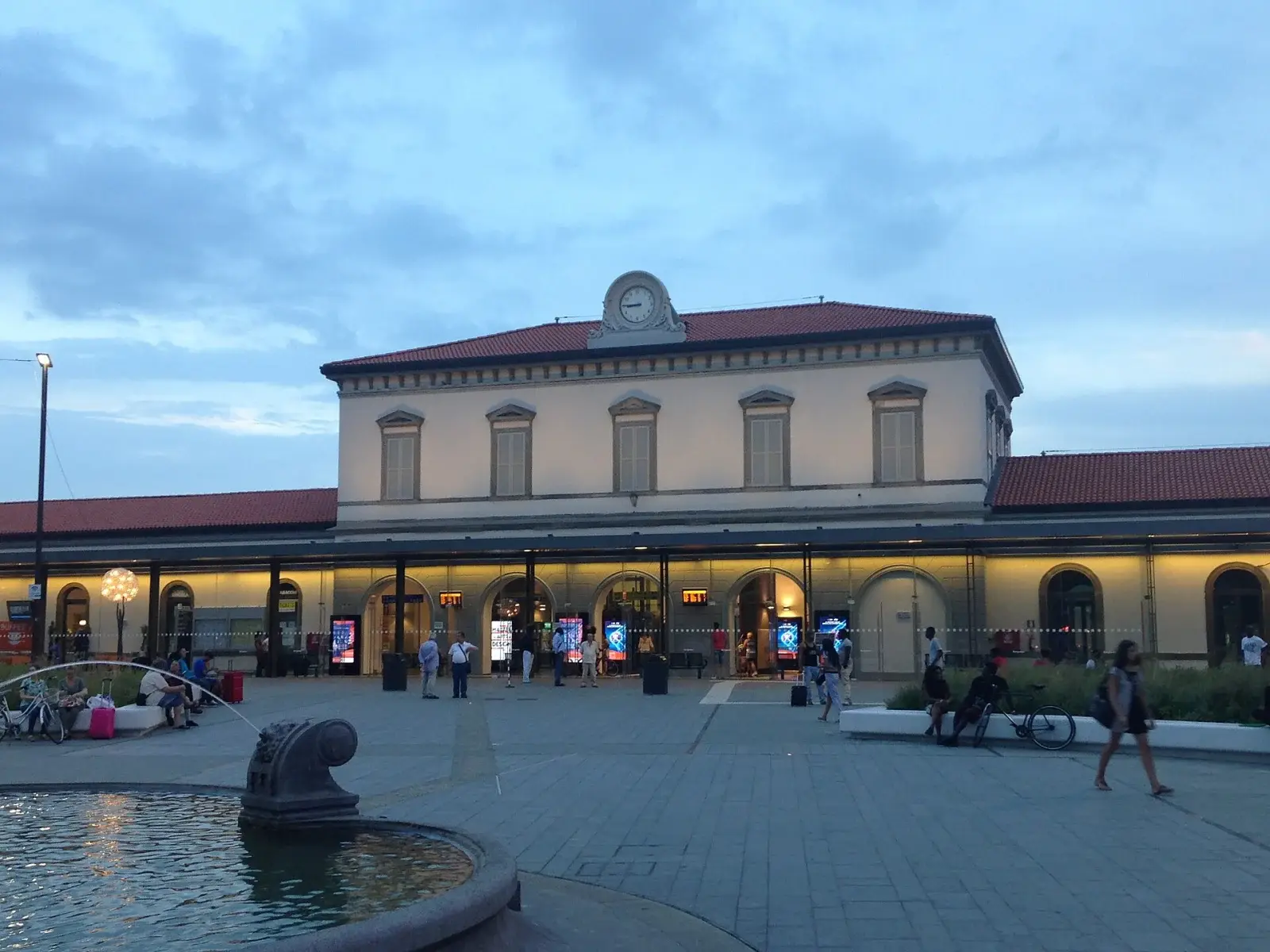 Bergamos järnvägsstation för resor mot Milano