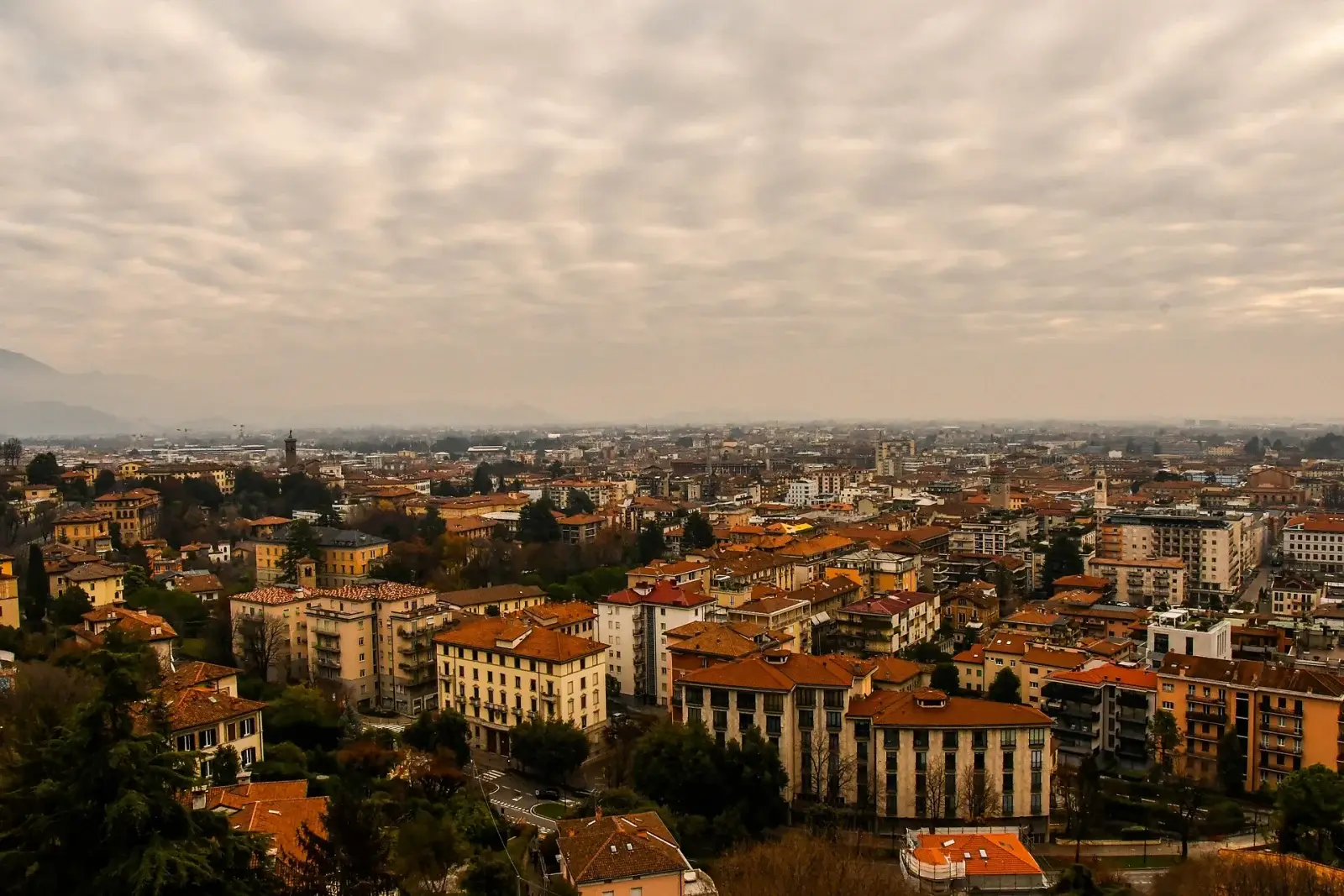 Panoramavy över Bergamo och Città Alta