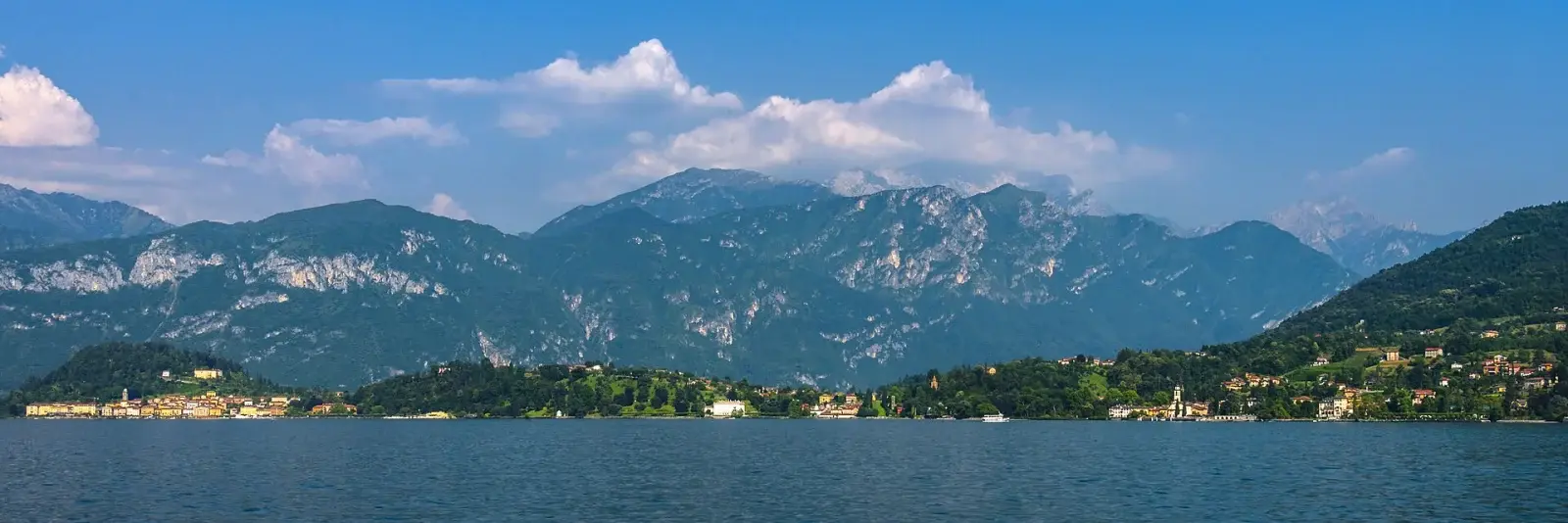 Bellagio och Comosjön från färjan