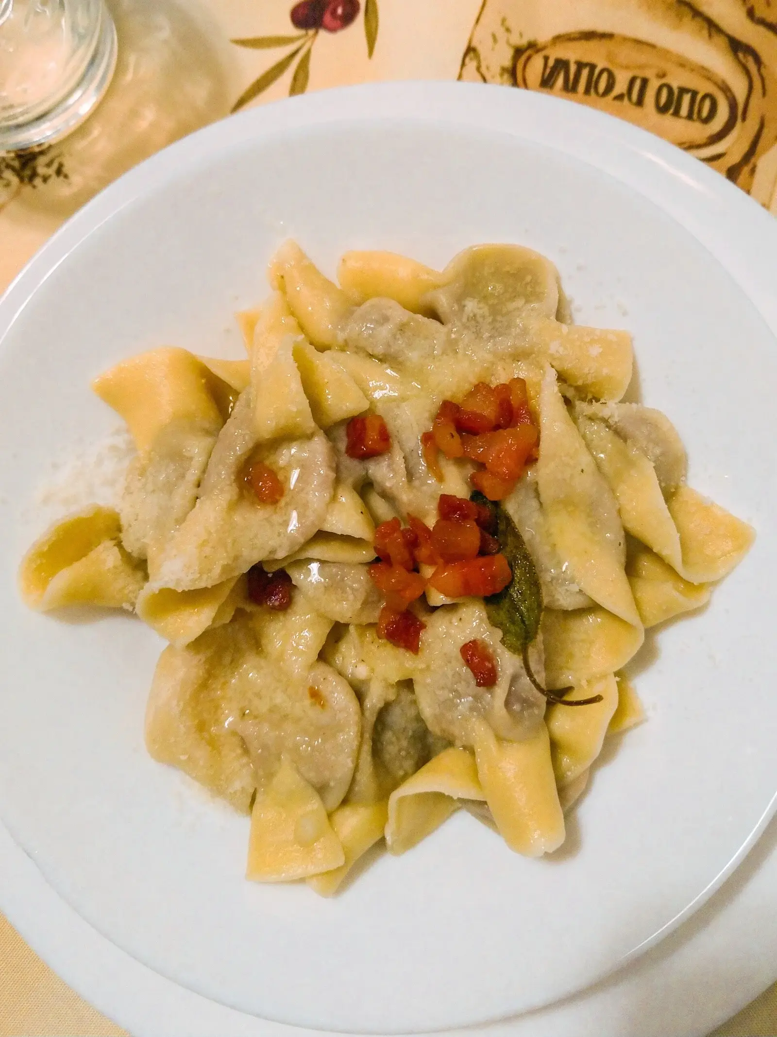 Casoncelli alla bergamasca serverade i en stor panna
