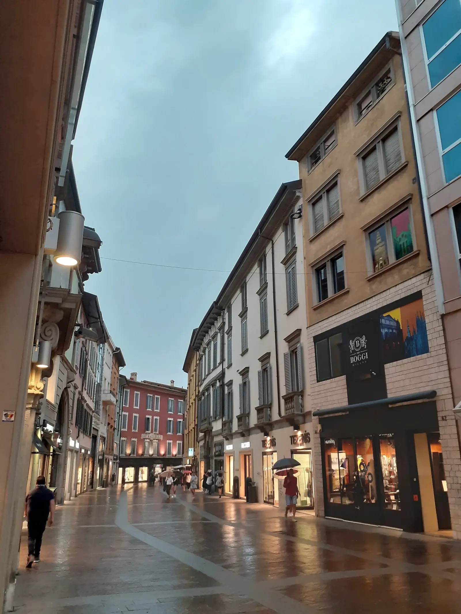 Via XX Settembre i Bergamo, en central gata för shopping