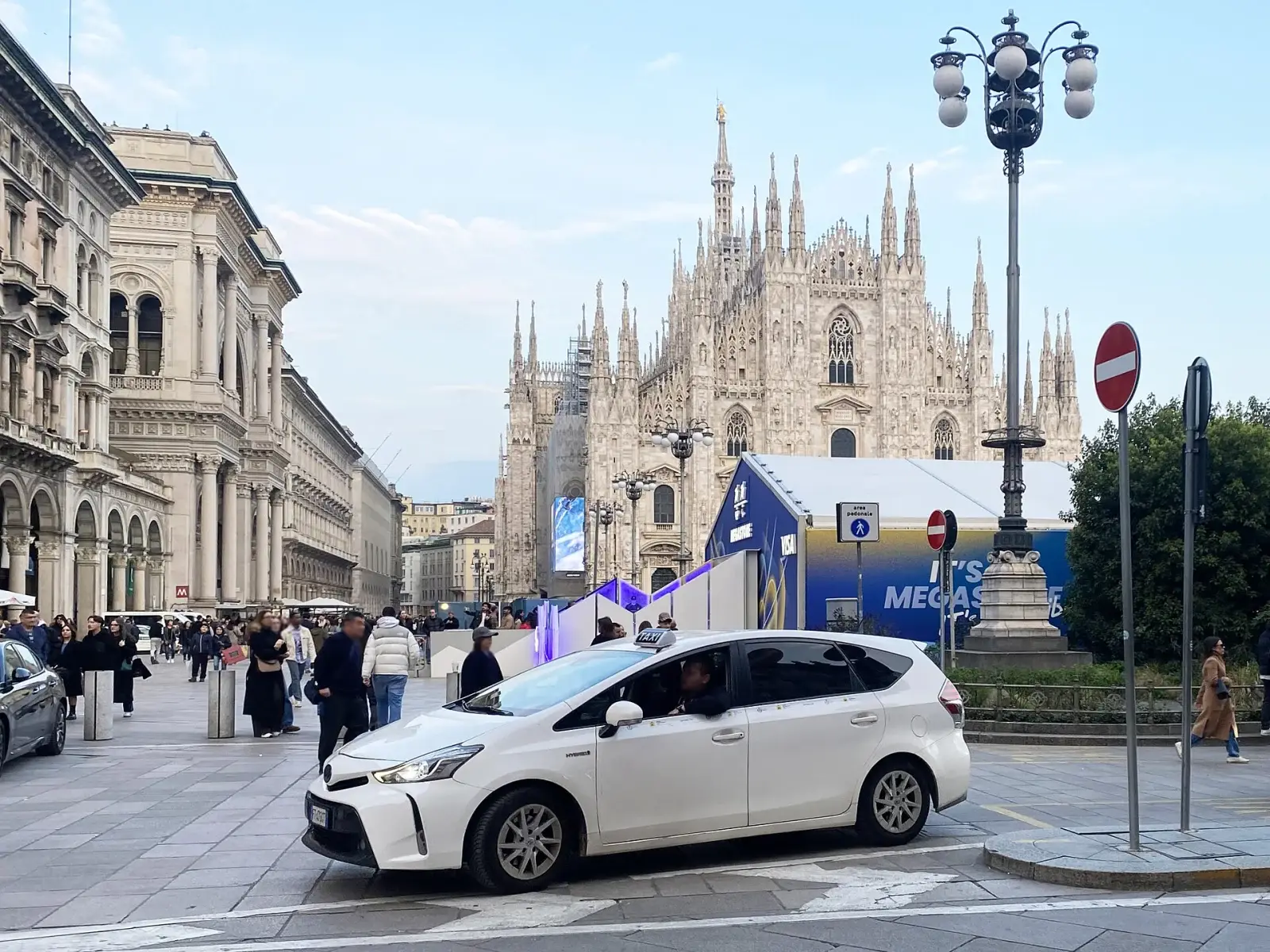 Vit licensierad taxi i Milano i Italien