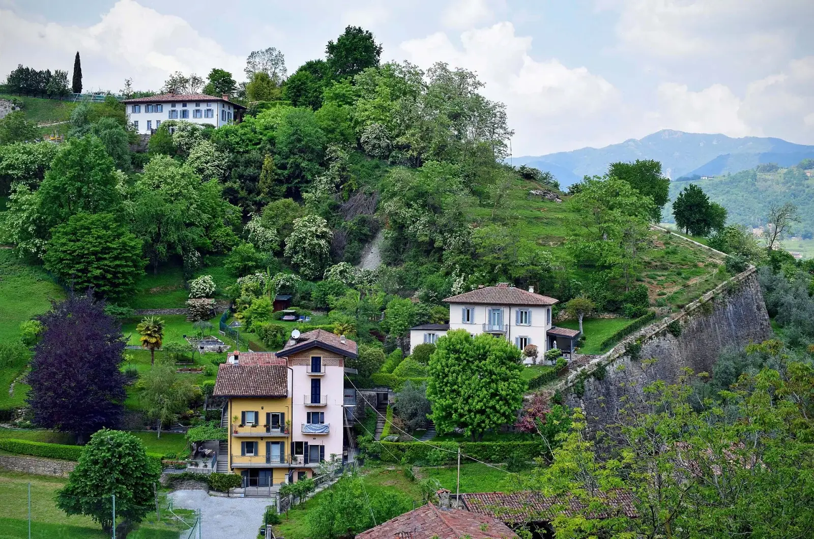 Promenadstråk längs stadsmuren i Bergamo